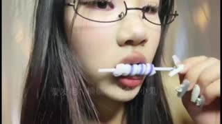 ASMR – 舔葡萄味旋风棒棒糖 _ 楠楠nn是个胆小鬼