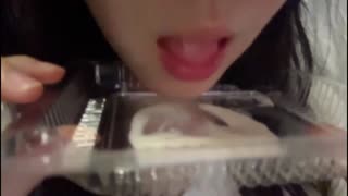 ASMR – 灵活的小舌 吃酸奶 白色液体湿哒哒~💋 _ 困困不困